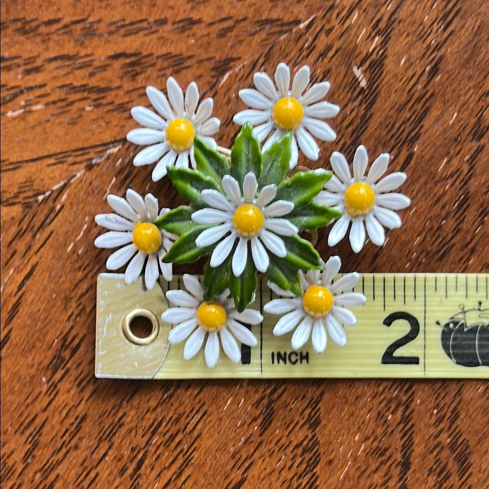 Vintage Daisy Pin - Picture 4 of 6